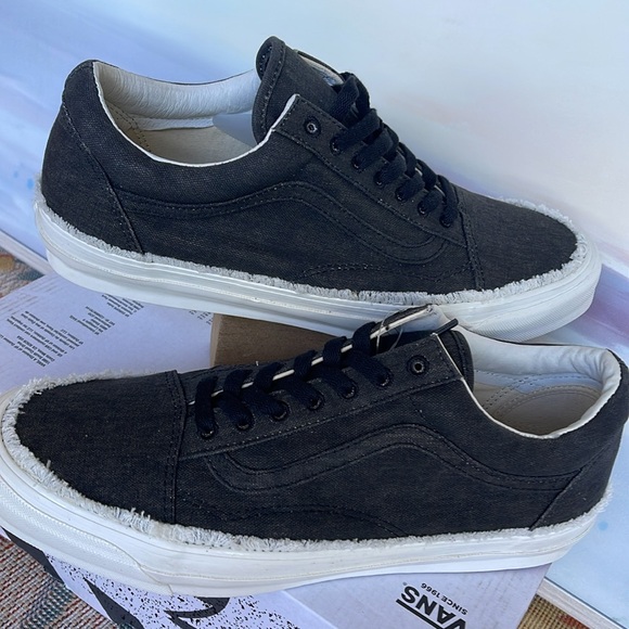 Vans Men’s 0g Old Skool Low
Raw Edge Black
VN0A5FBEBLK
Sneakers - Picture 10 of 16